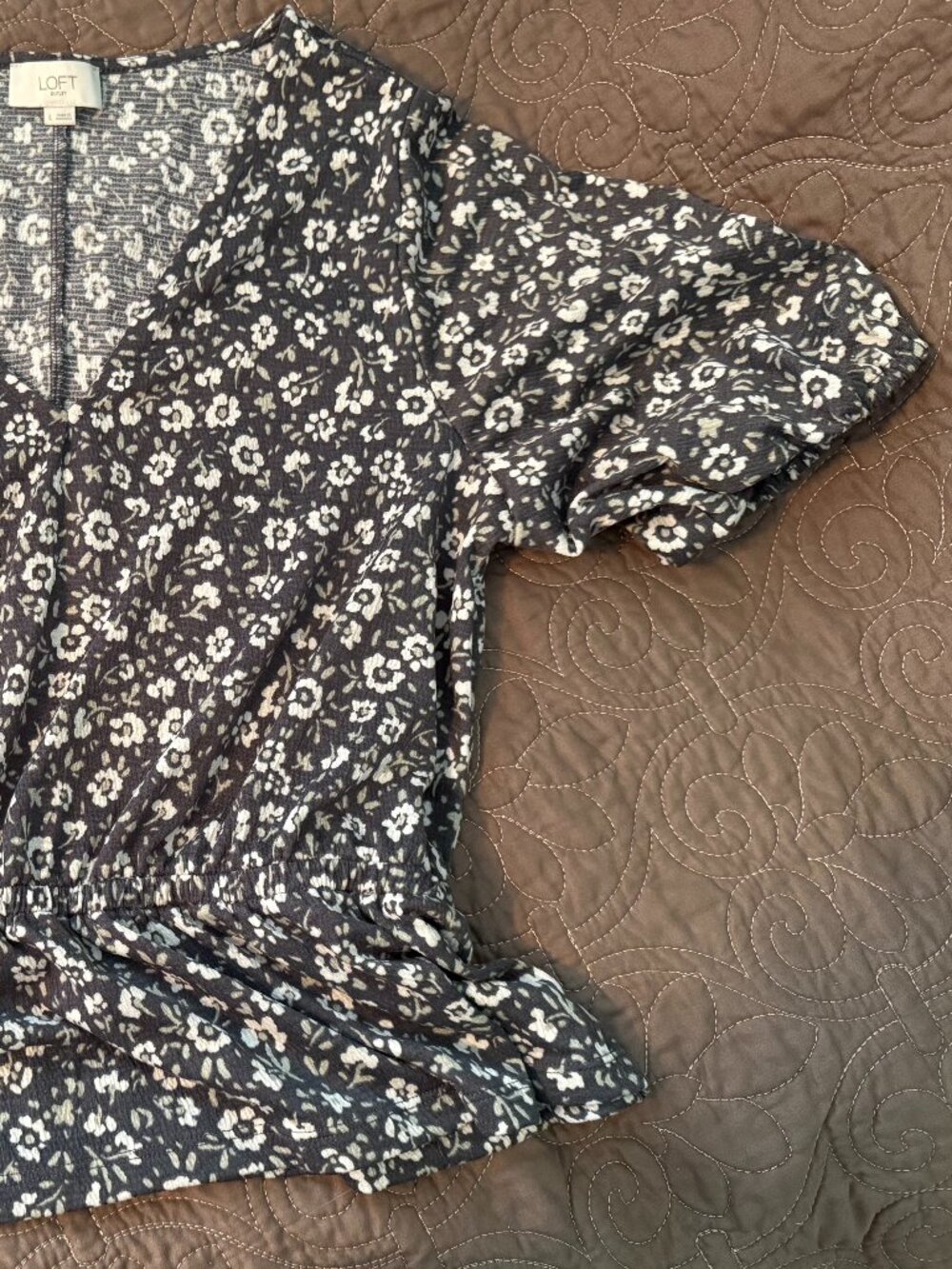 Loft size large dark charcoal gray floral print short sleeve shirt